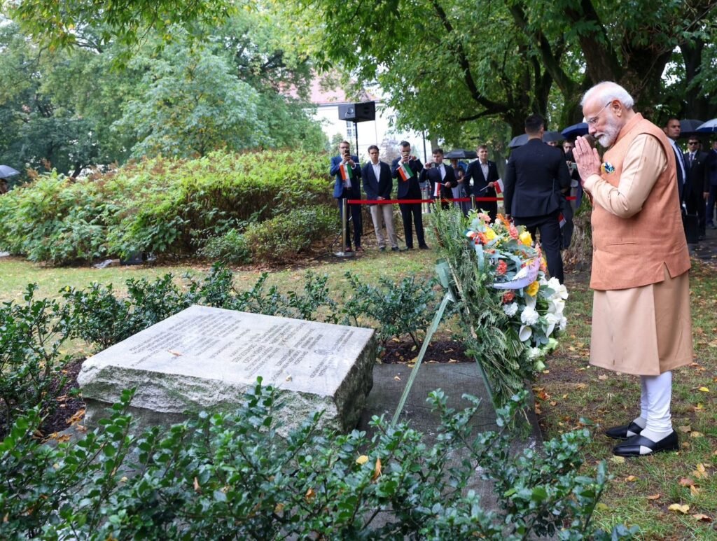 Prime Minister pays tributes to Kolhapur Memorial in Poland