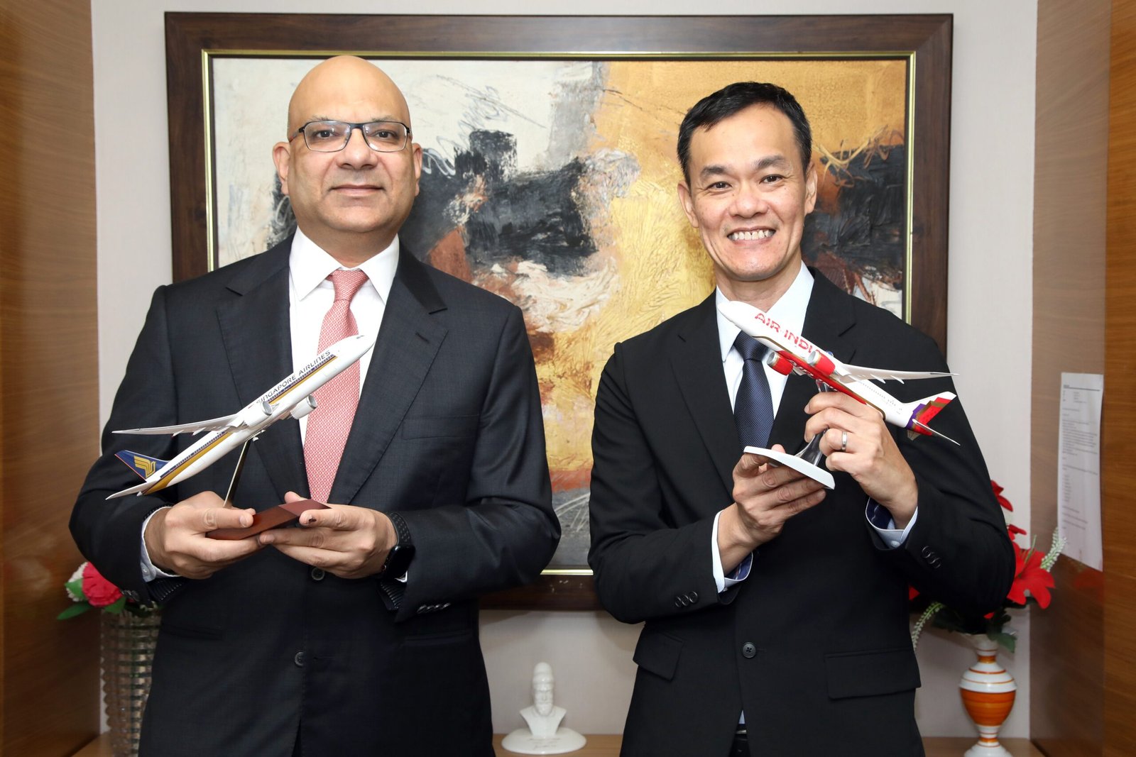 Air India Chief Commercial Officer, Mr Nipun Aggarwal and Singapore Airlines Chief Commercial Officer, Mr Lee Lik Hsin at the signing of the codeshare expansion agreement