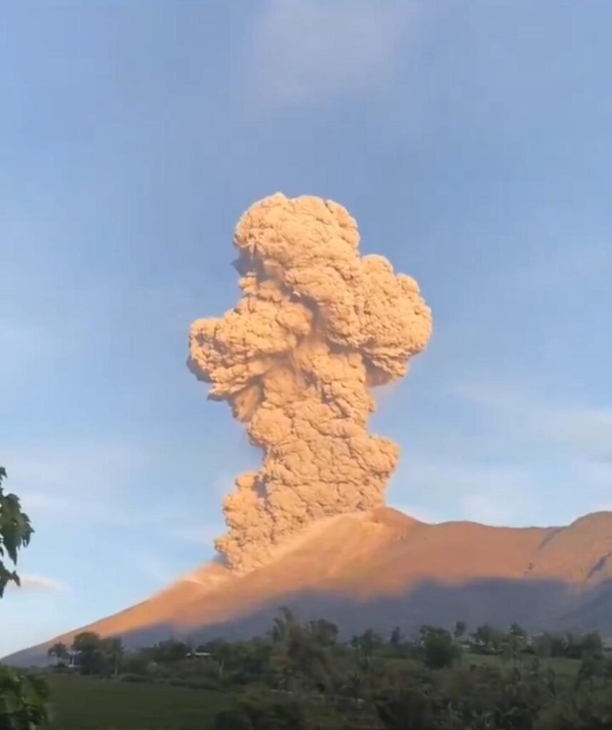 Kanlaon volcano erupts in the Philippines, smoke and ash in the sky