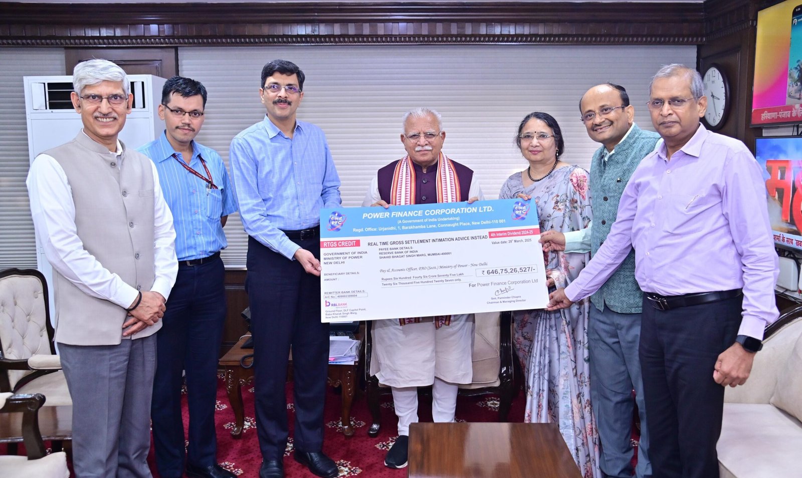 Smt. Parminder Chopra, CMD, PFC, presenting the cheque to Shri Manohar Lal, Hon'ble Minister of (Power, Housing and Urban Affairs) and Shri Pankaj Agarwal, Secretary, Ministry of Power in the presence of Shri Shashank Misra, Joint Secretary (Distribution), Shri Rajiv Ranjan Jha, Director (Projects), Shri Manoj Sharma, Director (Commercial), and Shri Sandeep Kumar, Director (Finance) PFC.