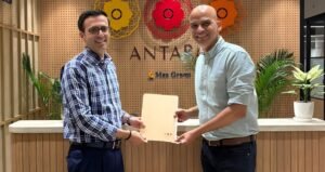 (L) Ishaan Khanna, CEO, Antara Assisted Care Services with (R) Mandar Vaidya, CEO, Cloudphysician after signing the agreement to introduce AI-enabled patient management system at Antara Care Homes.