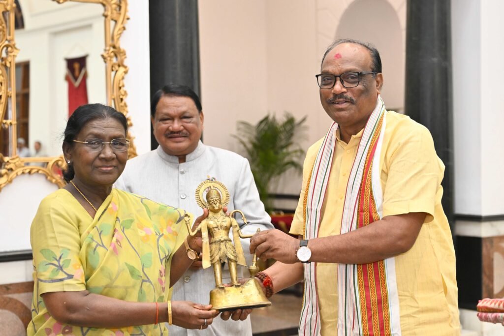 A group of beneficiaries of Flagship Scholarship schemes of Ministry of Tribal Affairs calls on the President of India