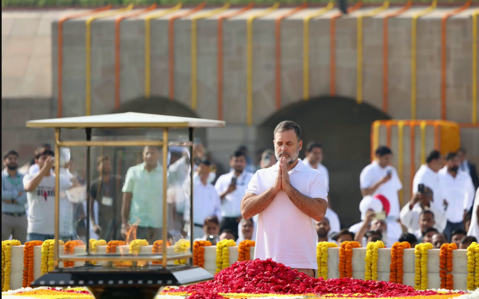 Gandhi Jayanti: How India’s Leaders Pay Tribute to Bapu—Rahul Gandhi Says ‘Never Bow Before Injustice’, PM Modi Highlights Non-Violence